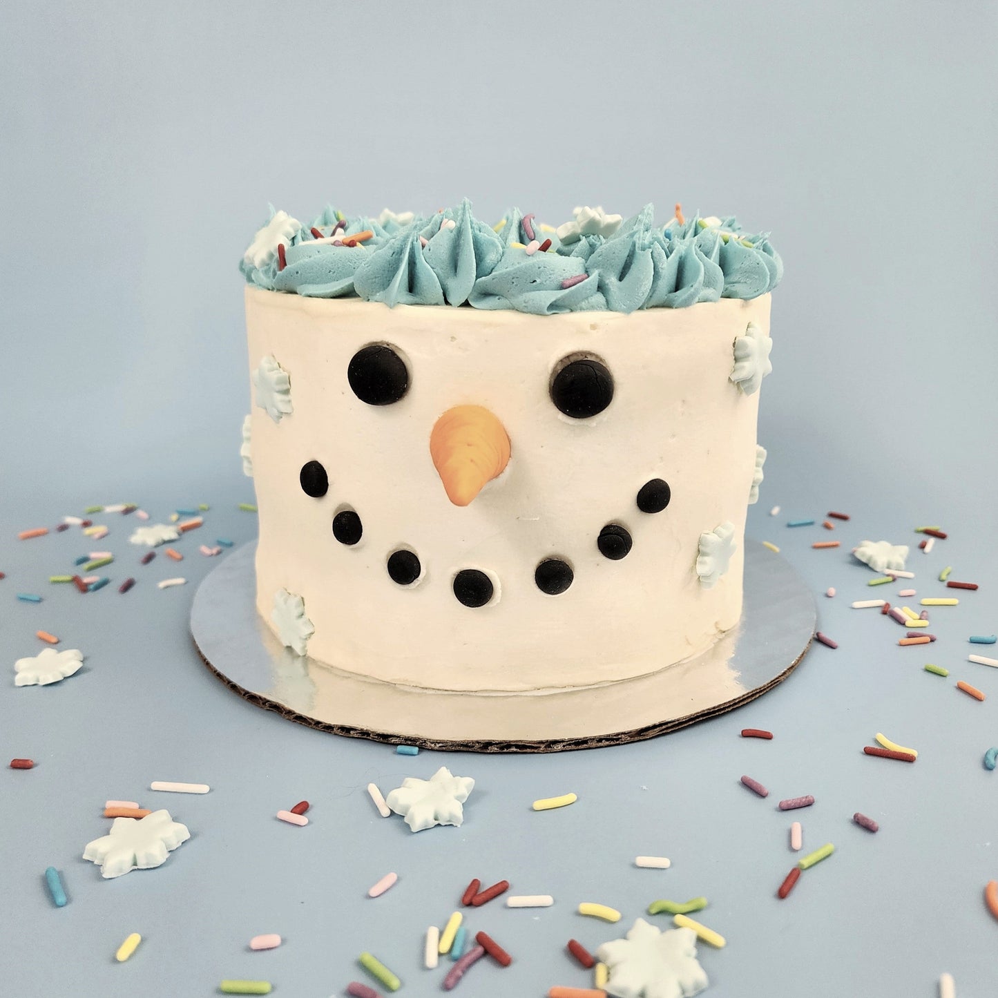 Smiling snowman cake. DIY cake decorating.