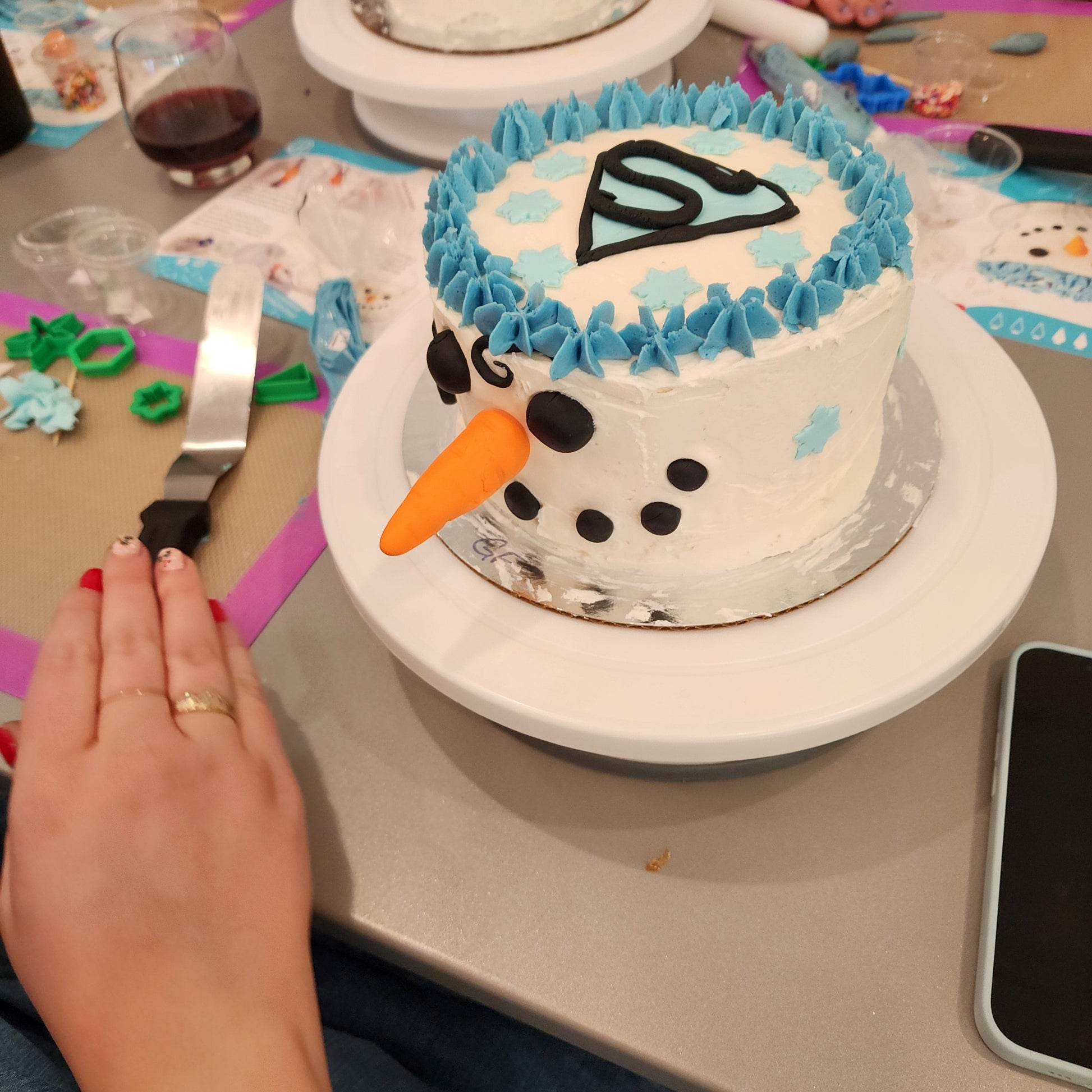 A unique snowman cake decorated during open studio time or DIY cake-decorating party at Cake Hoopla in Tigard, Oregon near Portland.